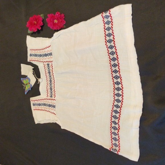 White sleeveless blouse embroidered at the top and bottom - Picture 1 of 7